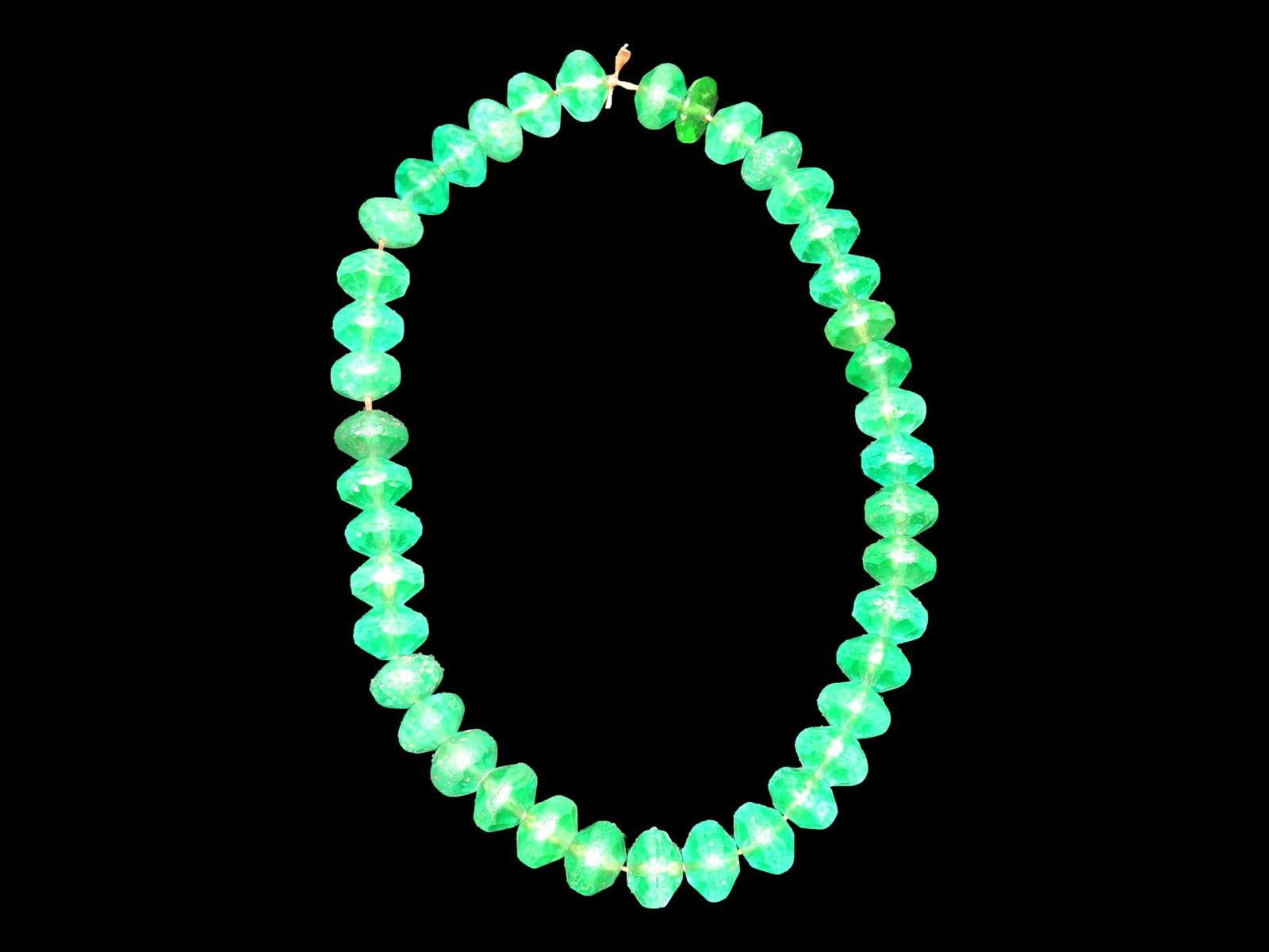 18" STRAND OF OLD EMERALD GREEN VASELINE TRADE BEADS, URANIUM GLASS, BEAUTIFUL DEEP RICH COLOR (1 of 2)