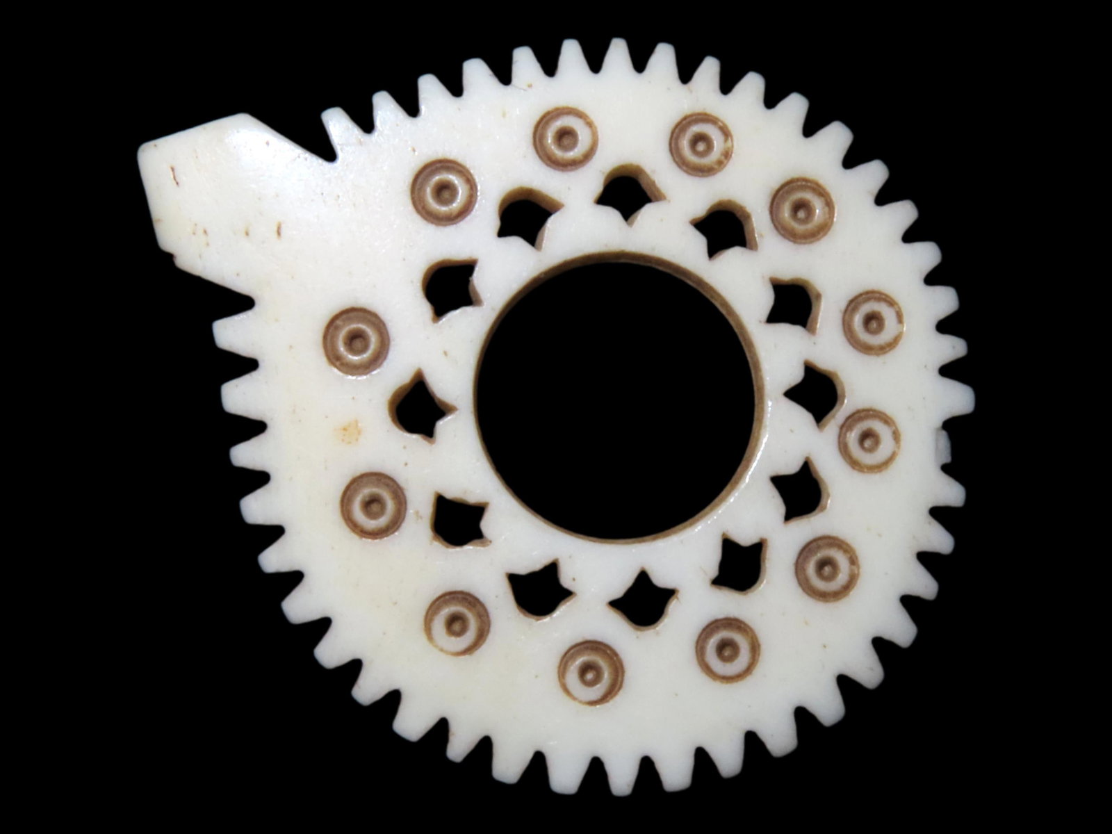 ANTIQUE HAND CARVED EFFIGY DESIGNED PENDANT, AFRICA, CARVED FROM BONE, VERY INTRICATE EXAMPLE: ANTIQUE HAND CARVED EFFIGY DESIGNED PENDANT, AFRICA, CARVED FROM BONE, VERY INTRICATE EXAMPLE