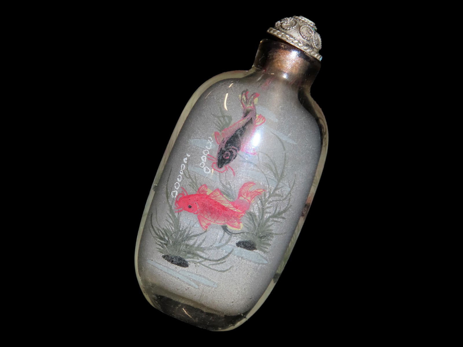 ANTIQUE CHINESE SNUFF BOTTLE, GLASS, WITH BEAUTIFUL PAINTED FISH / COY SCENE, METAL LID WITH AN (1 of 4)