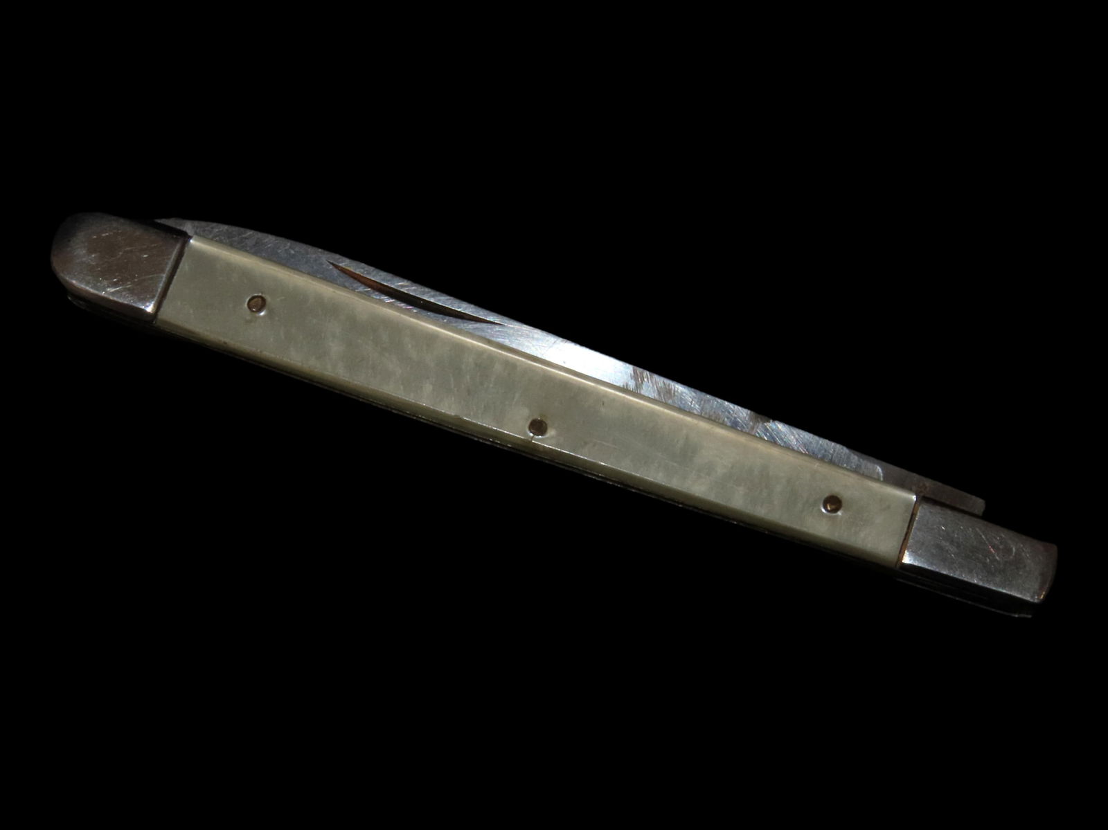 VINTAGE MELON FOLDING KNIFE SABRE 677, FAUX PEARL HANDLES, MADE IN JAPAN, CIRCA EARLY 1970'S, FRUIT (1 of 3)