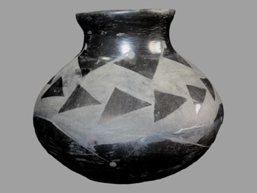 6 1/2' X 7' Black and Grey Native American Pot