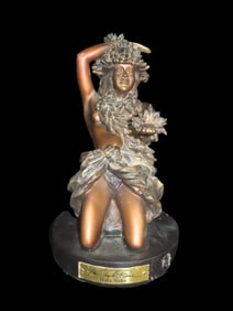 Hula Noho Statue