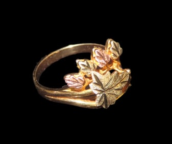 10K Landstrom's Black Hills Gold Ring, sz 5, perfect condition, comes in black velvet hinged