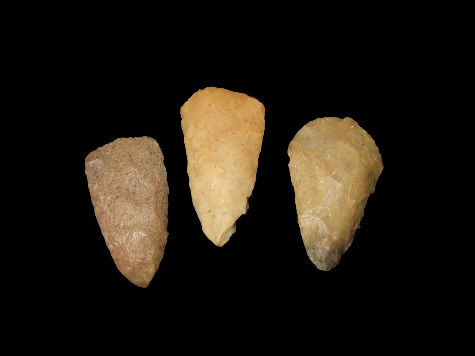 1 3/8"x3/4"x3/10" Abasalo Points chert tannish found in N.E. AZ. 7000-5000 B.P. (1 of 6)