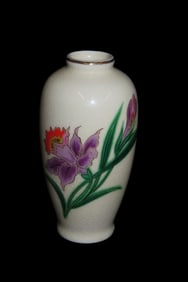 4 1/4" Antique Chinese Porcelain Vase, Beautiful Design