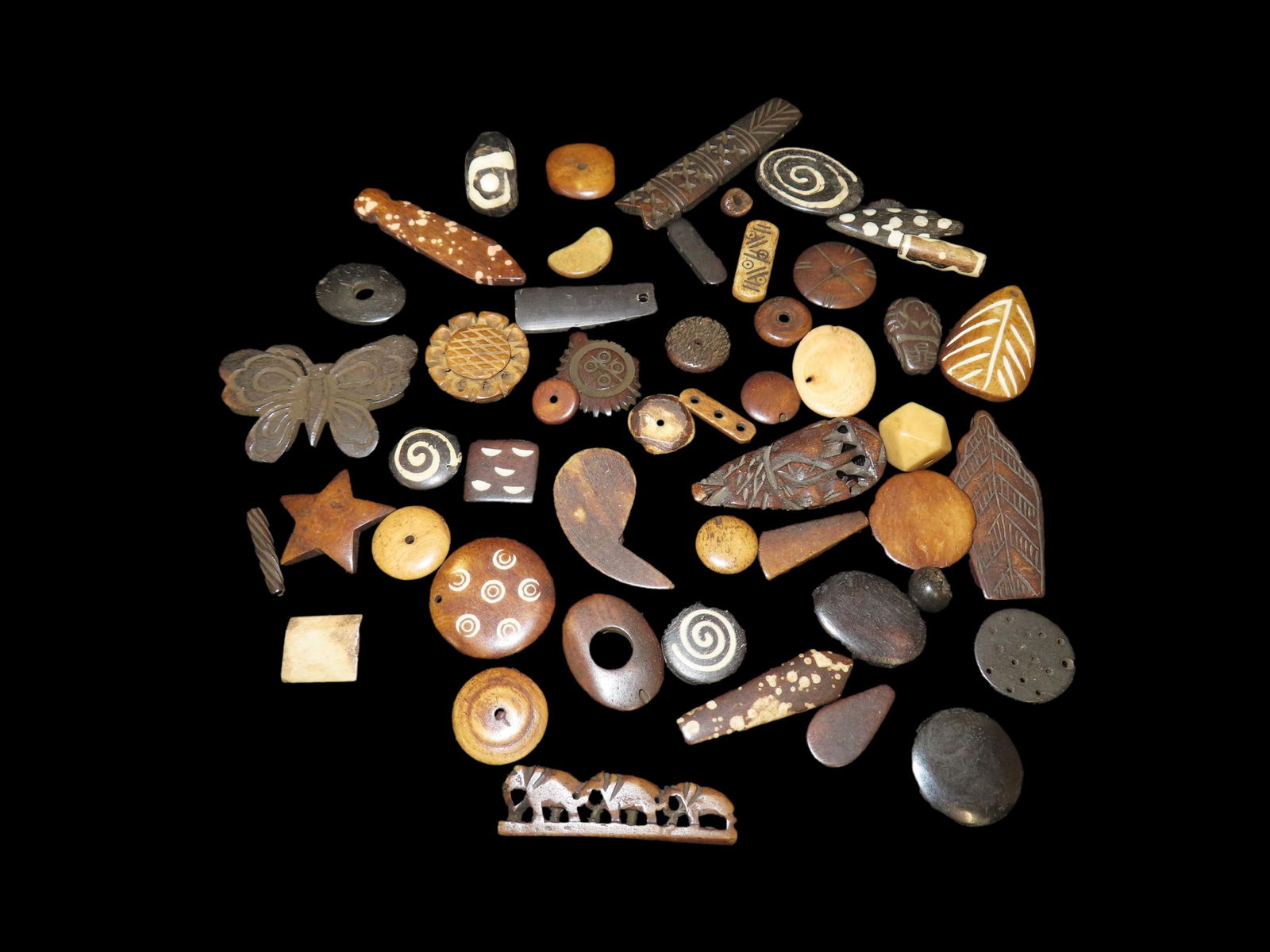 Huge Lot of Vintage Carved Bone Beads & Pendants: Huge Lot of Vintage Carved Bone Beads & Pendants