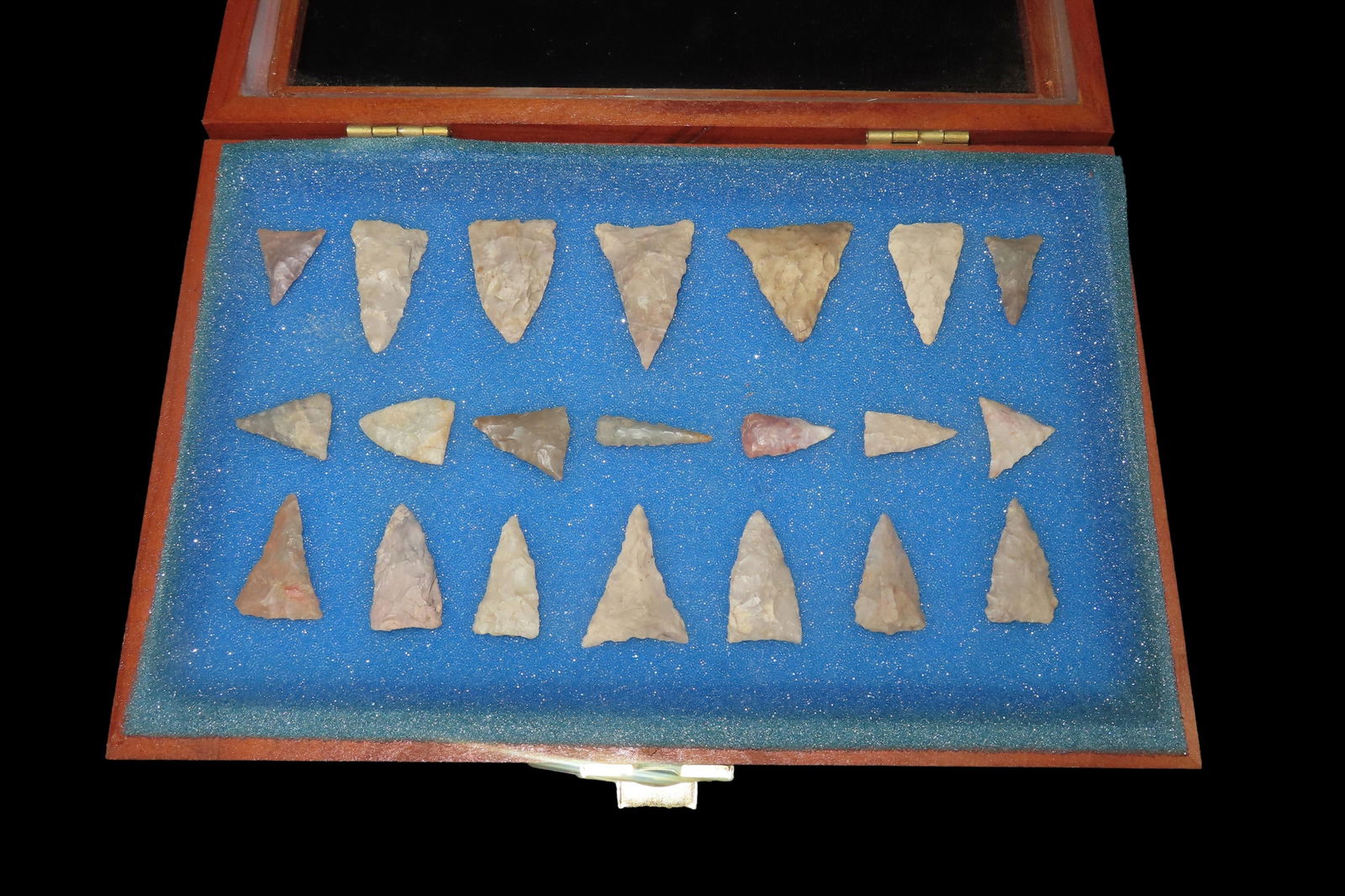 8x5" Walnut Wooden Frame Of Fort Ancient Points Found In 1929 Near The City Of Ashland Boyd Co. (1 of 8)