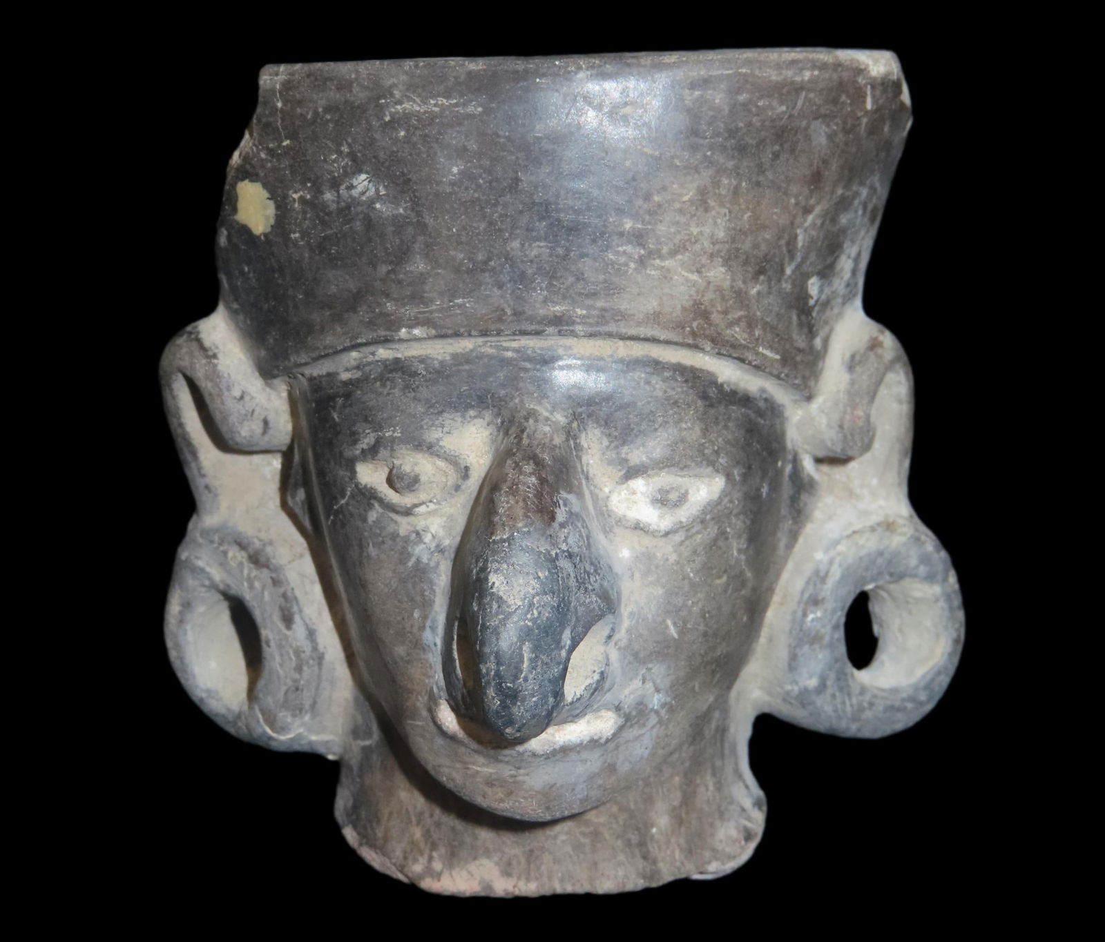 3 5/8" x 3 1/2" x 2 1/2" Pre-Columbian Pottery Effigy, from Ecuador: 3 5/8" x 3 1/2" x 2 1/2" Pre-Columbian Pottery Effigy, from Ecuador