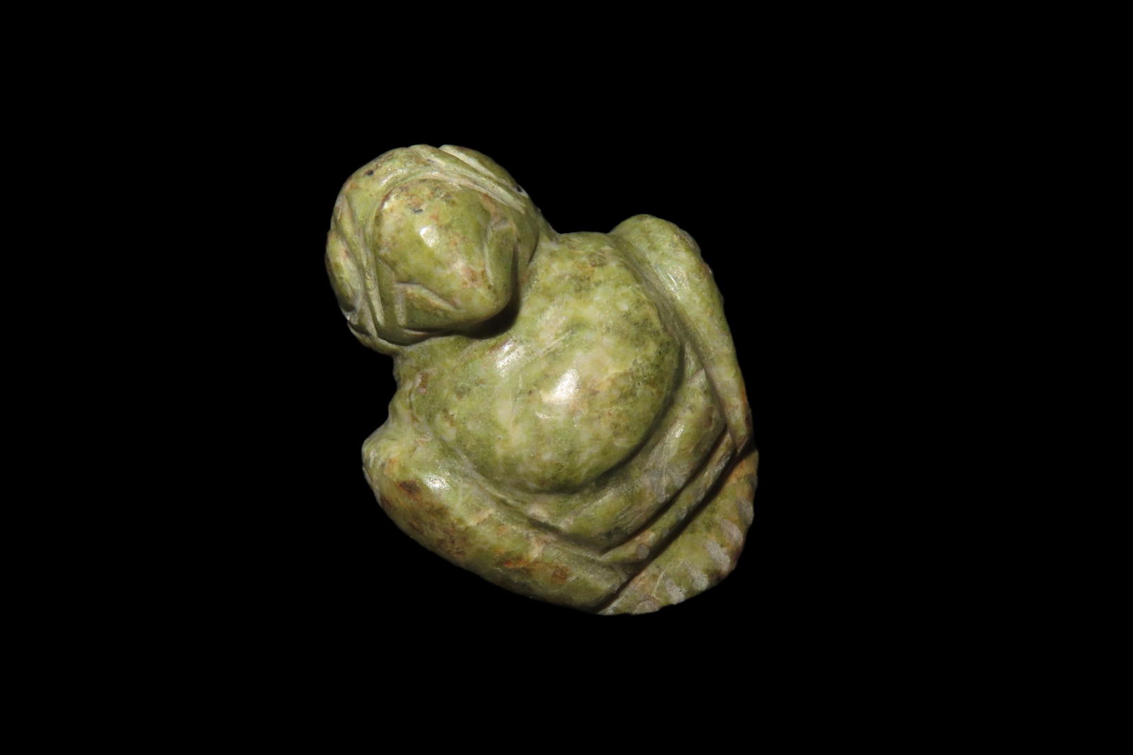 7/8' x 1 1/8' Pre-Columbian Bird Effigy Pendant, Jadeite, Argentina, COA Roy Motley & John Leithoff: 7/8" x 1 1/8" Pre-Columbian Bird Effigy Pendant, Jadeite, Argentina, COA Roy Motley & John Leithoff