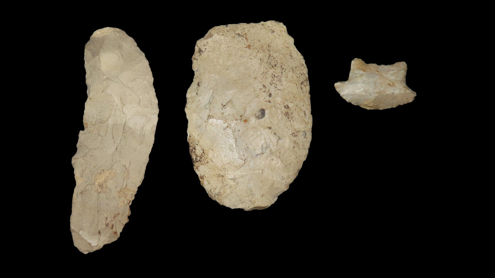 Lot Containing a 3 5/8' Paleo Scraper, a 1 1/2' Thumb Scraper, and a 4 1/8' Side Knife (1 of 4)