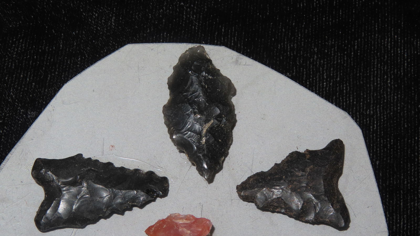 Lot of Bird Points, Northwest Agate and Obsidian: Lot of Bird Points, Northwest Agate and Obsidian