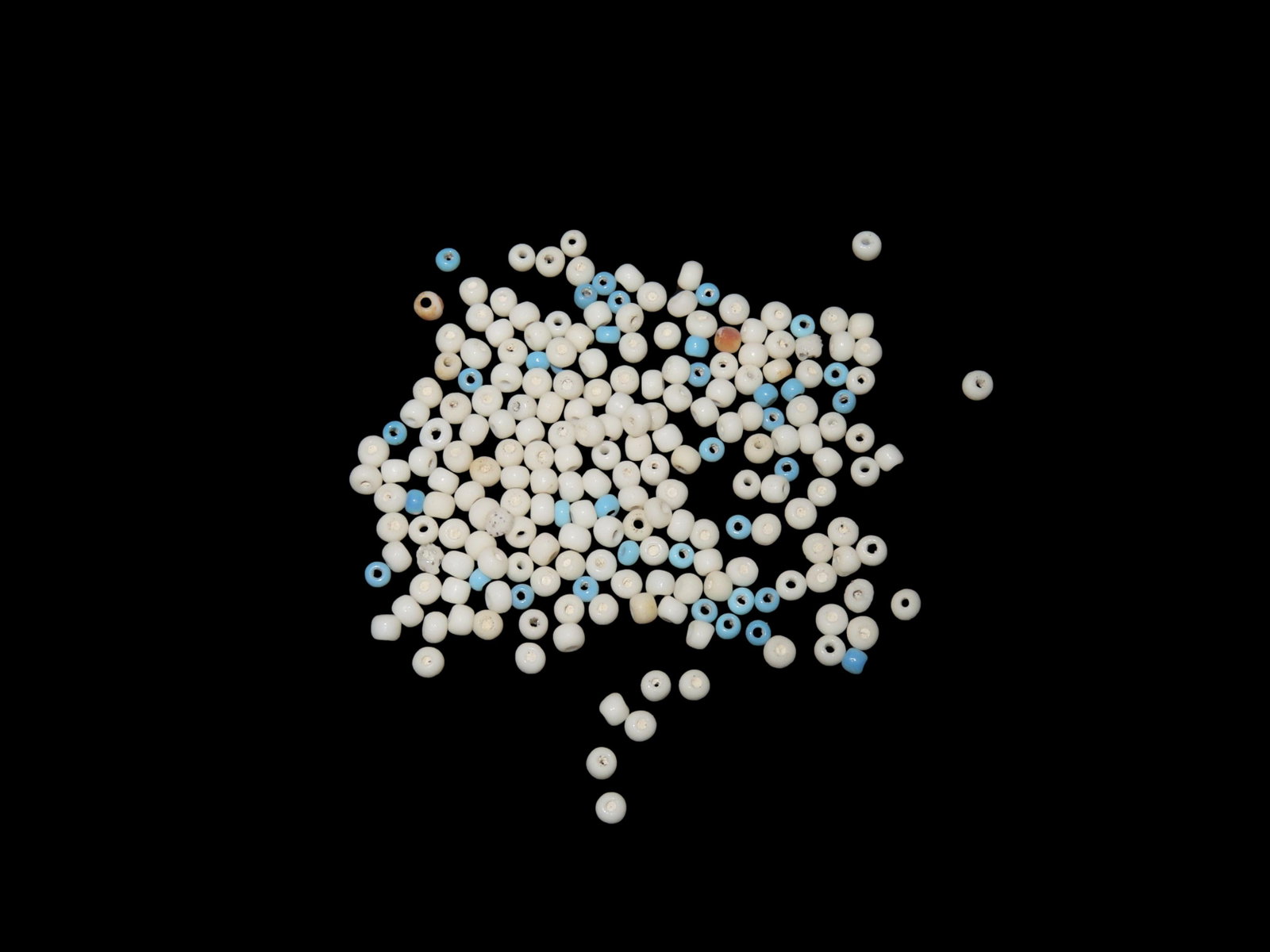 LOT OF APPOX.100-125 LOT OF HISTORIC WHITE AND LIGHT BLUE BEADS FROM IOWAVILLE .IOWA: LOT OF APPOX.100-125 LOT OF HISTORIC WHITE AND LIGHT BLUE BEADS FROM IOWAVILLE .IOWA