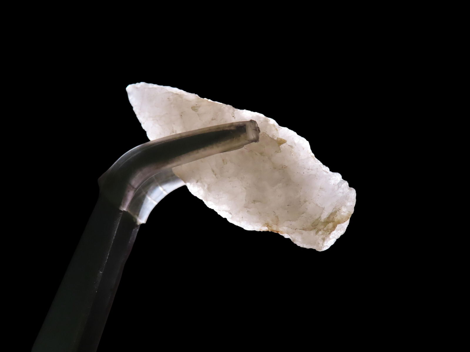 1 5/8" Native American Quartzite Holmes Point, Attleboro Massachuesettes, Marvin Farm / Beaver Site,: 1 5/8" Native American Quartzite Holmes Point, Attleboro Massachuesettes, Marvin Farm / Beaver Site, Ex Peter Engstrom / Dr. Robbins, Found in 1920-1930s