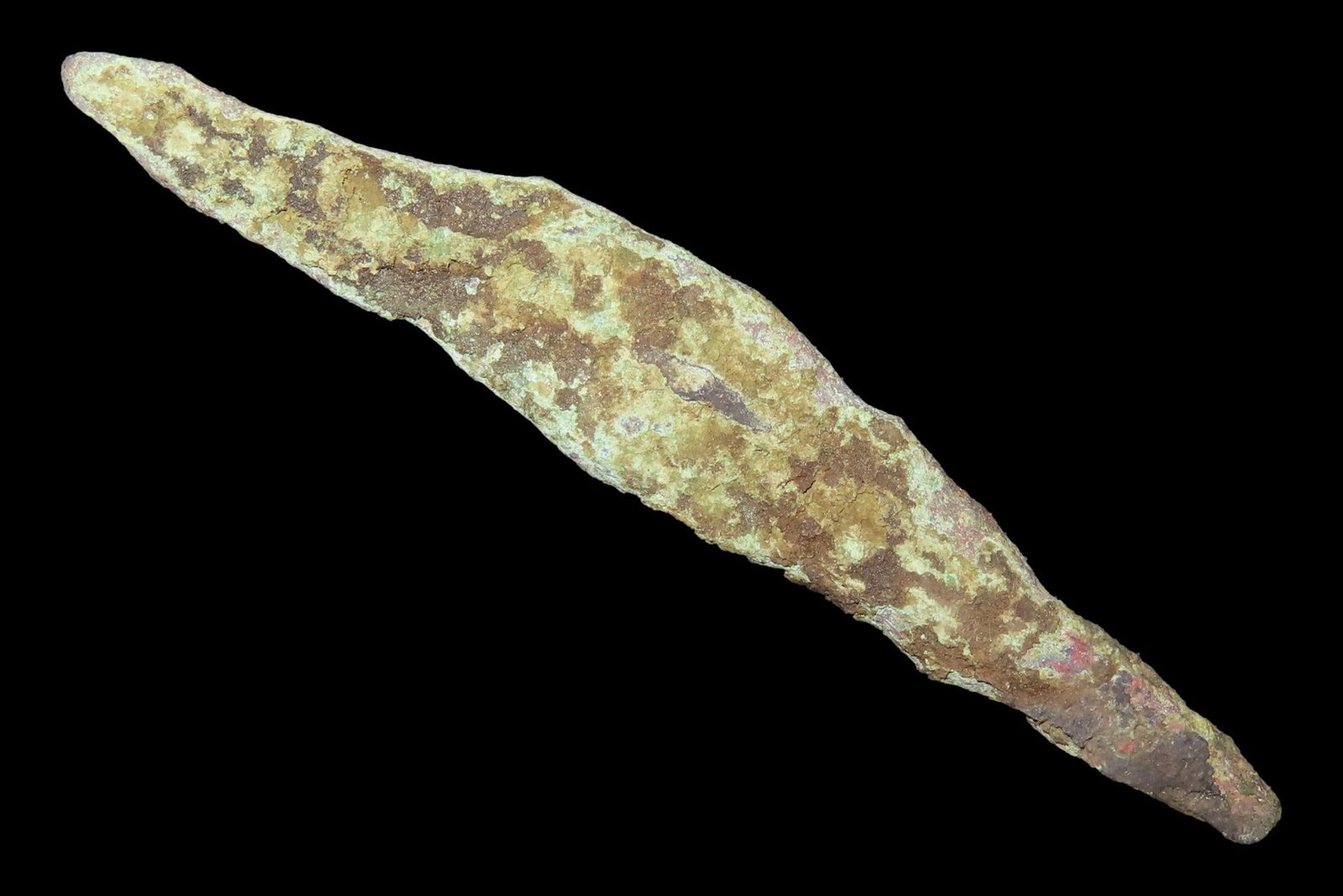 2 7/8" Copper Tang Knife / Arrowhead found in Wisconsin. Well Patinated Example. (1 of 4)