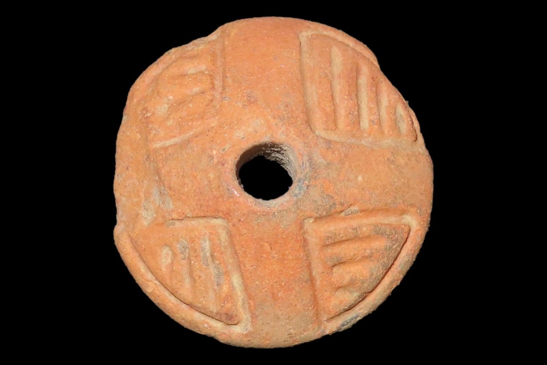 Engraved Pre-Columbian Effigy Clay Bead, Nicely Deigned Example. Mexico. (1 of 4)