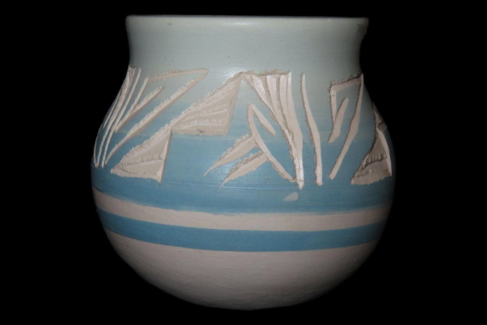 Beautiful Southwest Navajo Indians Pottery Vase / Jar / Bowl. Original Hand Painted / Hand Etched: Beautiful Southwest Navajo Indians Pottery Vase / Jar / Bowl. Original Hand Painted / Hand Etched Example. Signed on Bottom.