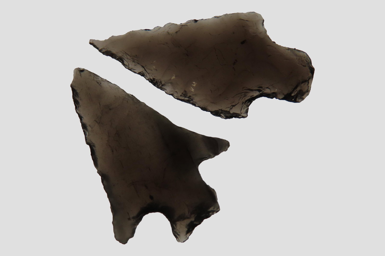 Lot of 2 Sauvie Island Shoulder-Notched Bird Points, Obsidian, Modoc Co., California, Ex. Vernon Leu: Lot of 2 Sauvie Island Shoulder-Notched Bird Points, Obsidian, Modoc Co., California, Ex. Vernon Leudke Collection