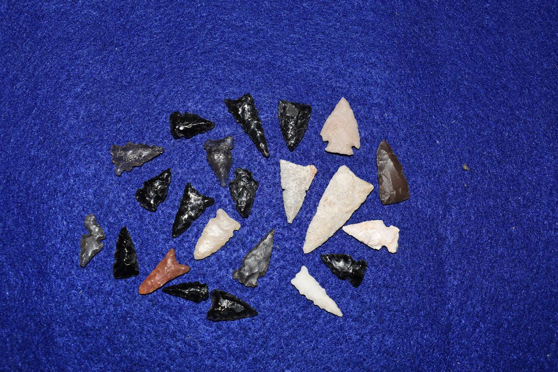 LOT OF 22 BIRD POINTS, FOUND NEAR SADONA ARIZONA, SOME (1 of 3)
