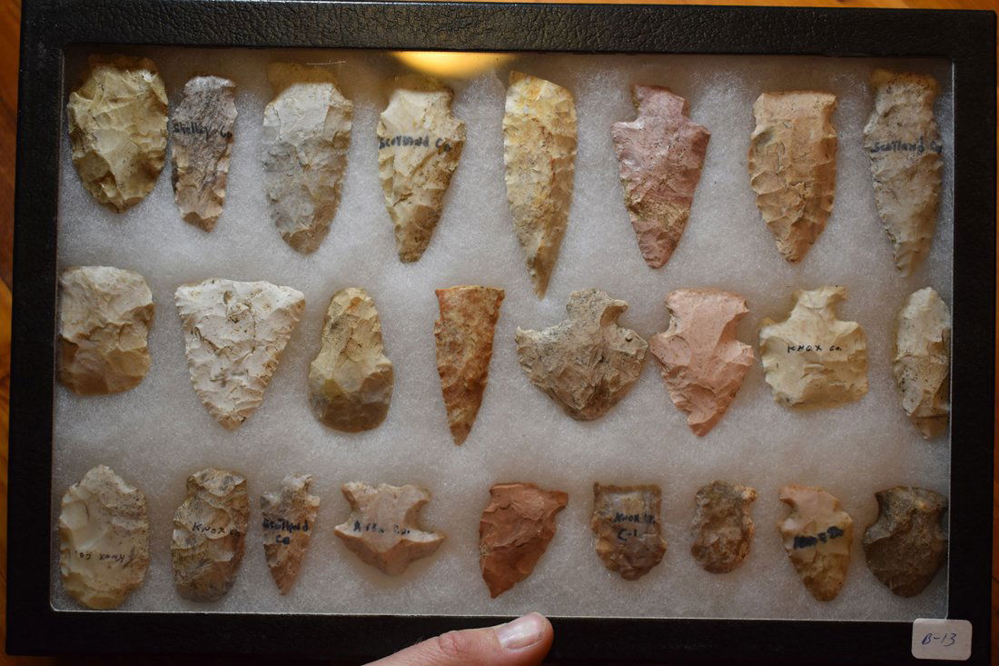 8 1/2" X 12" FRAME OF 25  ARROWHEADS FROM STODDARD (1 of 5)
