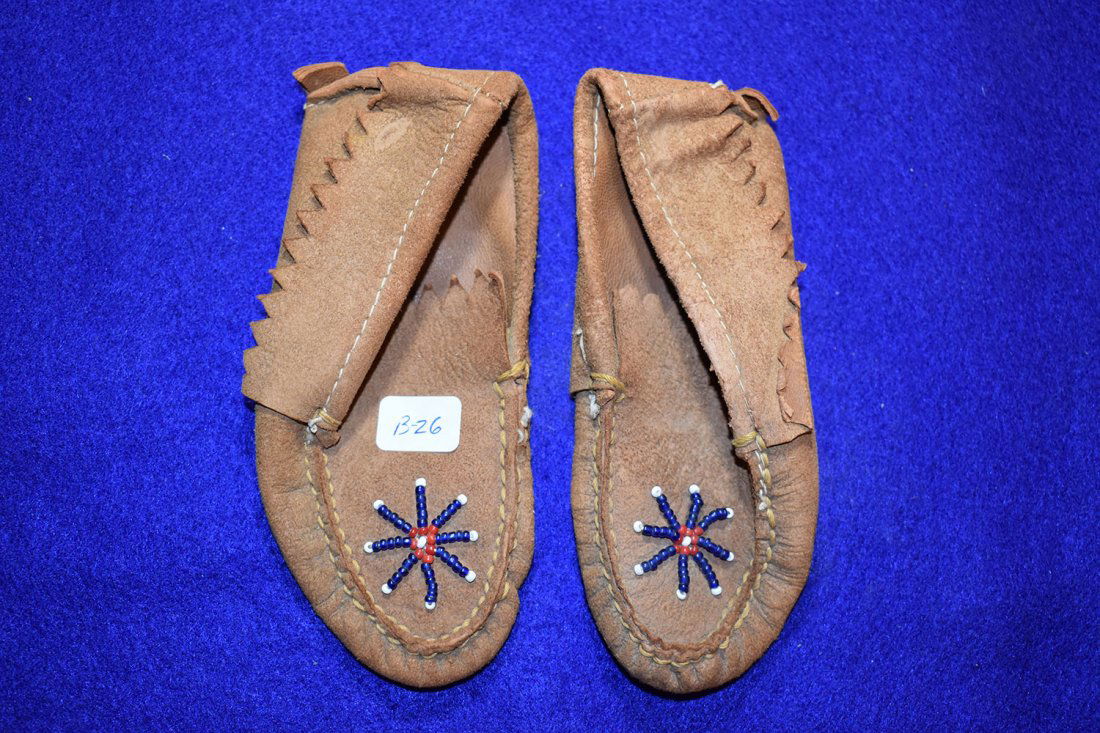 PAIR OF PLAINS INDIAN CHILDS MOCCASINS, CIRCA 1930'S. (1 of 2)