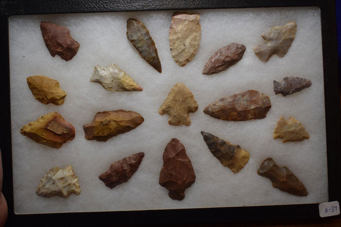 8 1/2" X 12" FRAME OF 18 ARROWHEADS FROM VERNON PARISH, (1 of 4)