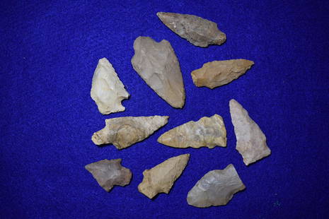 GROUP OF 10 ARROWHEADS FROM MOREHOUSE PARISH,: GROUP OF 10 ARROWHEADS FROM MOREHOUSE PARISH, LOUISIANNA. FOUND BY RICHARD HUGHES. LONGEST MEASURES 2 5/8"