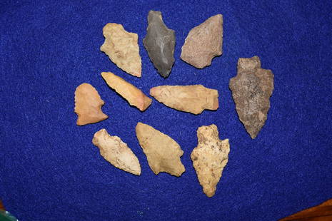 GROUP OF 10 ARROWHEADS FROM MOREHOUSE PARISH,: GROUP OF 10 ARROWHEADS FROM MOREHOUSE PARISH, LOUISIANNA. FOUND BY RICHARD HUGHES. LONGEST MEASURES 2 5/8"