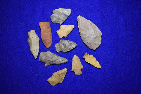 GROUP OF 10 ARROWHEADS FROM MOREHOUSE PARISH,: GROUP OF 10 ARROWHEADS FROM MOREHOUSE PARISH, LOUISIANNA. FOUND BY RICHARD HUGHES. LONGEST MEASURES 3 1/8"