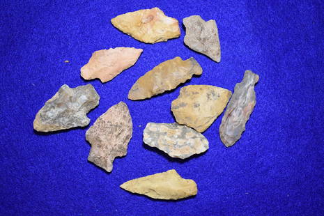 GROUP OF 10 COLORFUL ARROWHEADS FROM MOREHOUSE PARISH,: GROUP OF 10 COLORFUL ARROWHEADS FROM MOREHOUSE PARISH, LOUISIANNA. FOUND BY RICHARD HUGHES. LONGEST MEASURES 2 3/8"