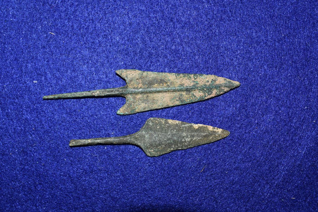PAIR OF ANCIENT ROMAN BRONZE ARROWS.  LONGEST MEASURES (1 of 2)