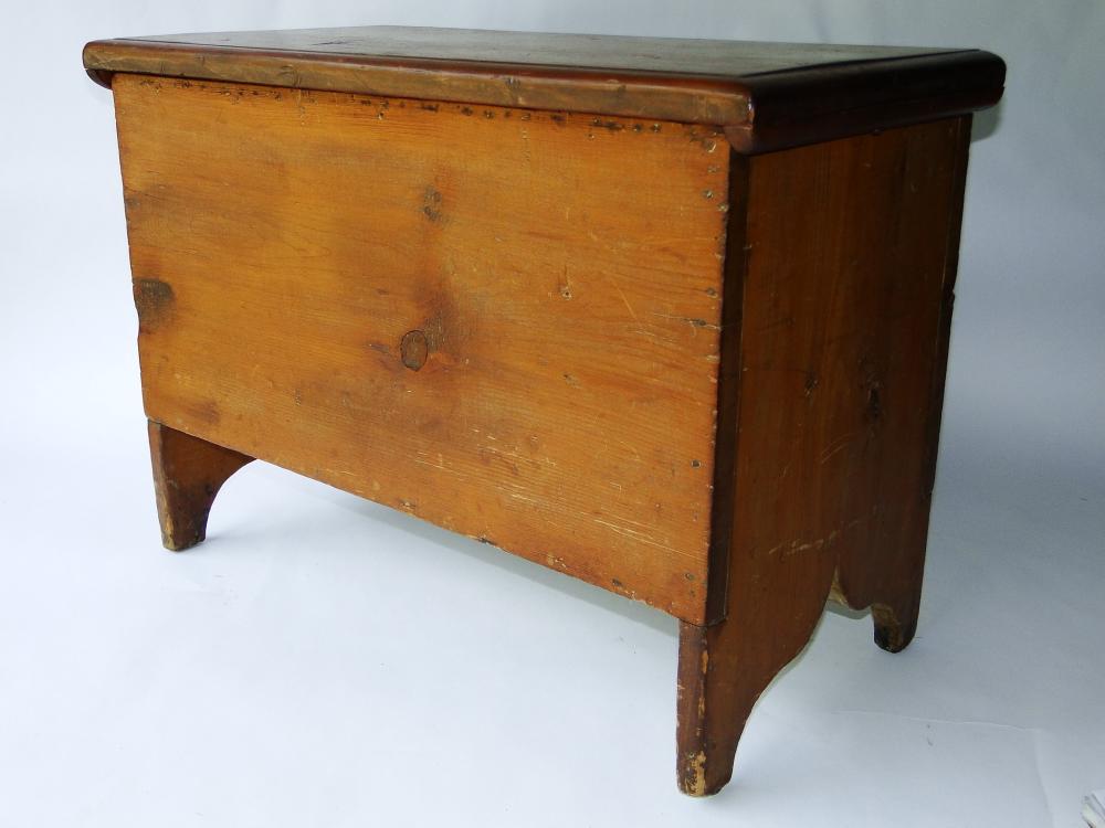 19TH C CHILD'S SIZE MINIATURE BLANKET CHEST (1 of 5)