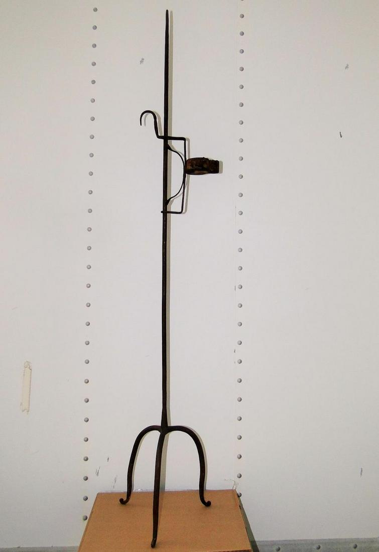 18TH C LIGHTING STAND WITH BETTY LAMP: 18TH C LIGHTING STAND WITH BETTY LAMP, FORGED IRON, EARLY SURFACES, ALL ORIGINAL, EXCELLENT CONDITION, 7 X 48
