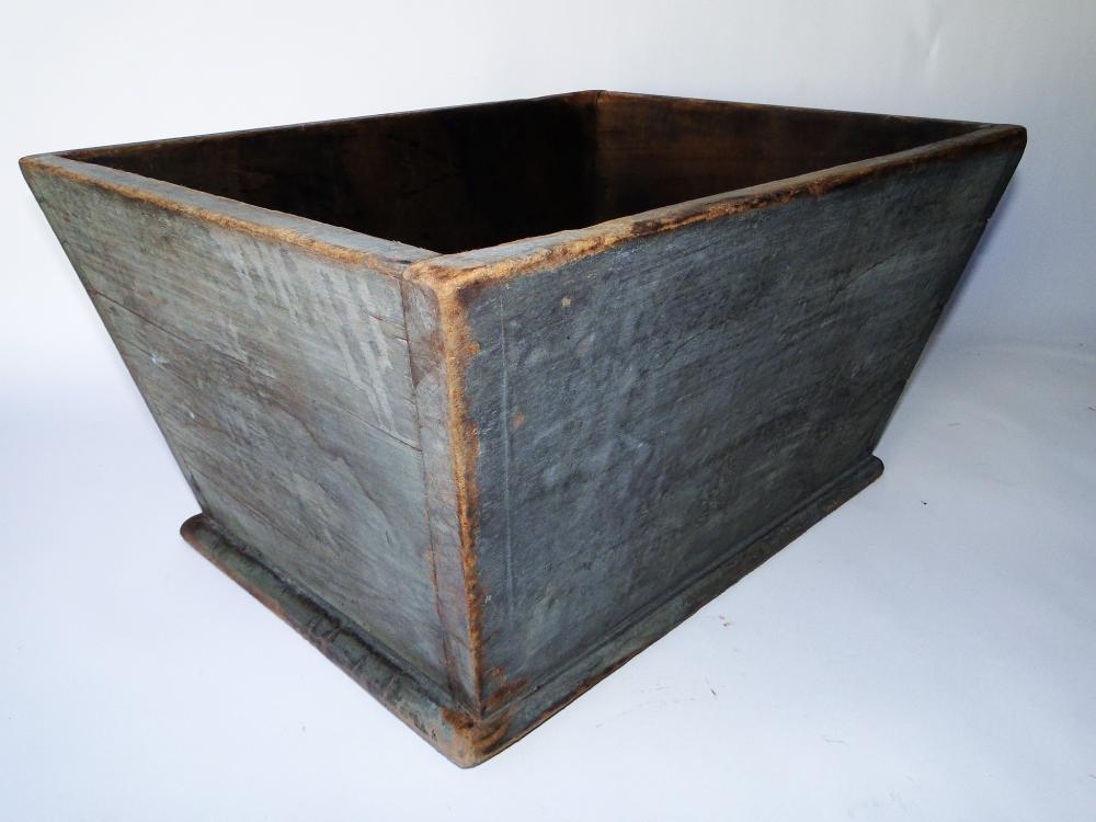 19TH C PAINTED OPEN DOUGHBOX (1 of 4)