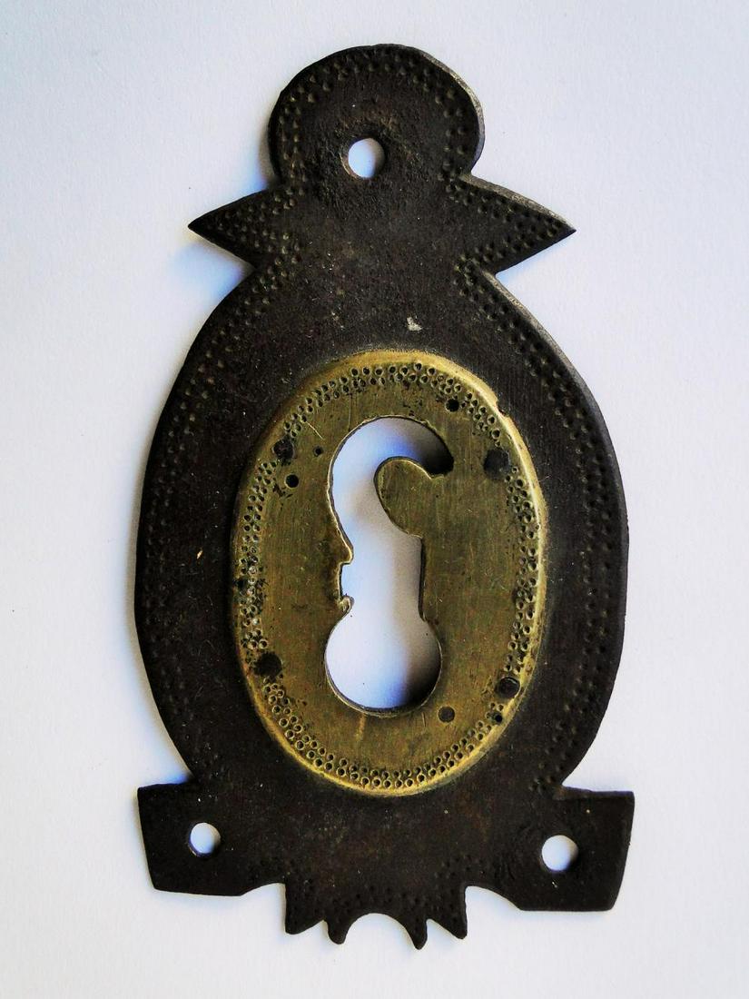 17TH C BRASS ESCUTCHEON (1 of 2)