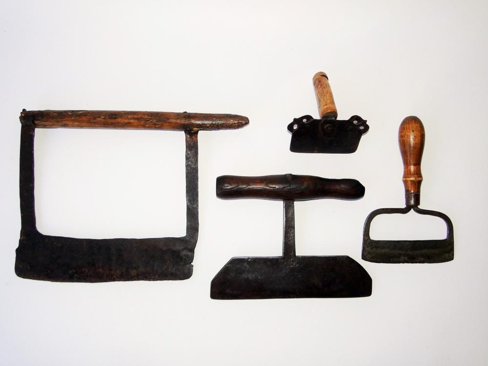 GROUPING OF EARLY IRON FOOD CHOPPERS (1 of 1)