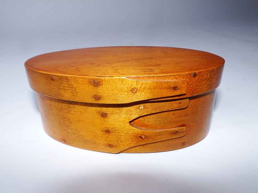 19TH C SHAKER FINGERED BOX (1 of 3)