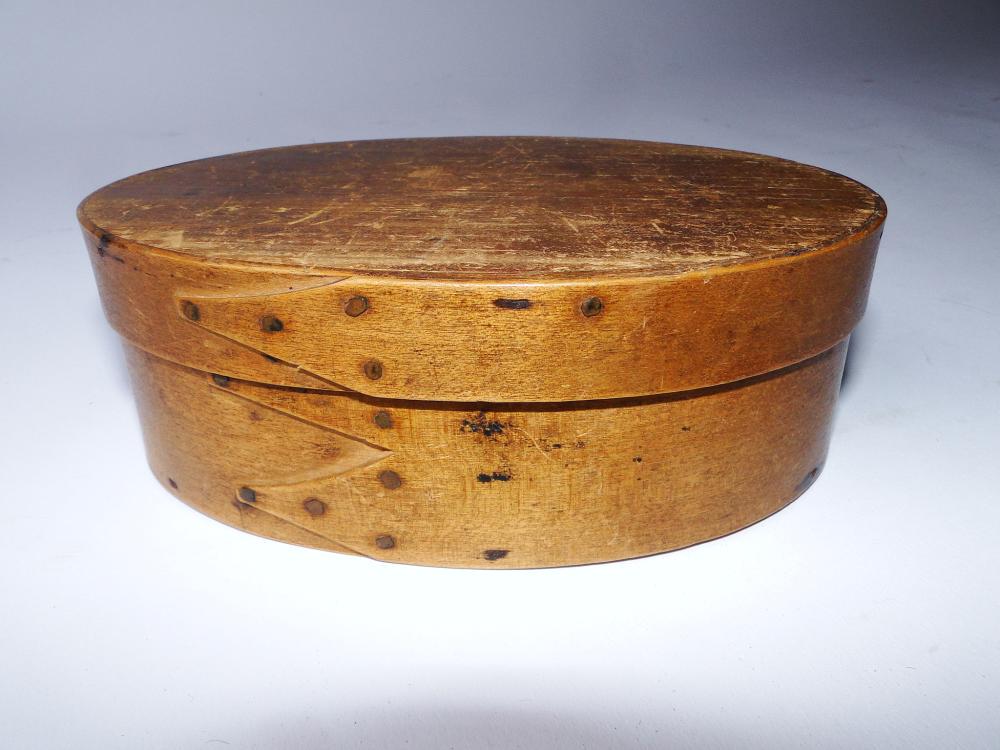 19TH C SHAKER FINGERED BOX (1 of 3)