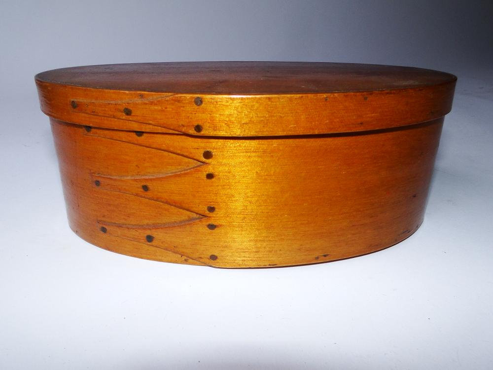 19TH C SHAKER FINGERED BOX (1 of 4)