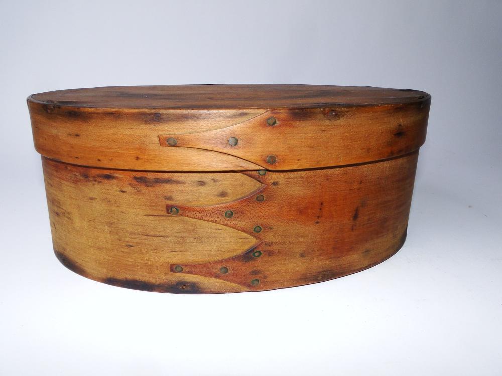 19TH C SHAKER FINGERED BOX (1 of 3)