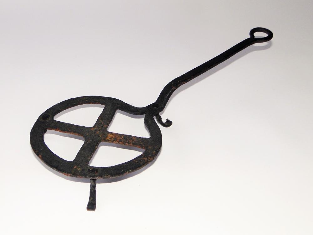 18TH C IRON FOOTED CIRCULAR HEARTH TRIVET (1 of 2)