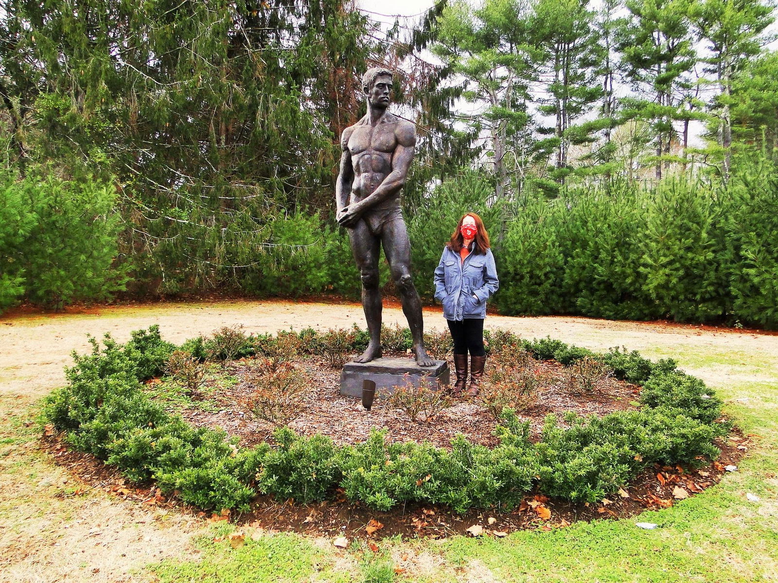 RARE MONUMENTAL BRONZE MAN BY BRUCE SARGENT, OVERSIZED: RARE MONUMENTAL BRONZE MAN BY BRUCE SARGENT, OVERSIZED SIZE ATHELETIC MAN , 8.5 FEET TALL. SIGNED ON BASE "BRUCE SARGENT" WHICH IS AMERICAN ARTIST MARK BEARD. BASE 18 x 31 HEIGHT 100" SHOULDER 29" Mar