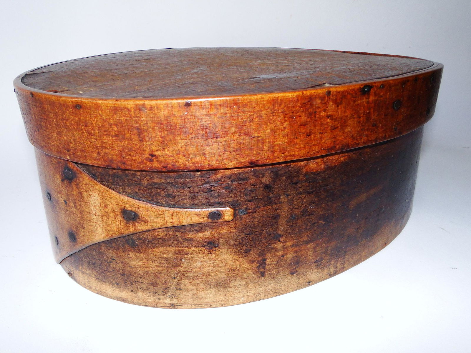 LARGE OVAL 19TH C SHAKER FINGERED BOX, OLD SURFACE, 11 (1 of 6)
