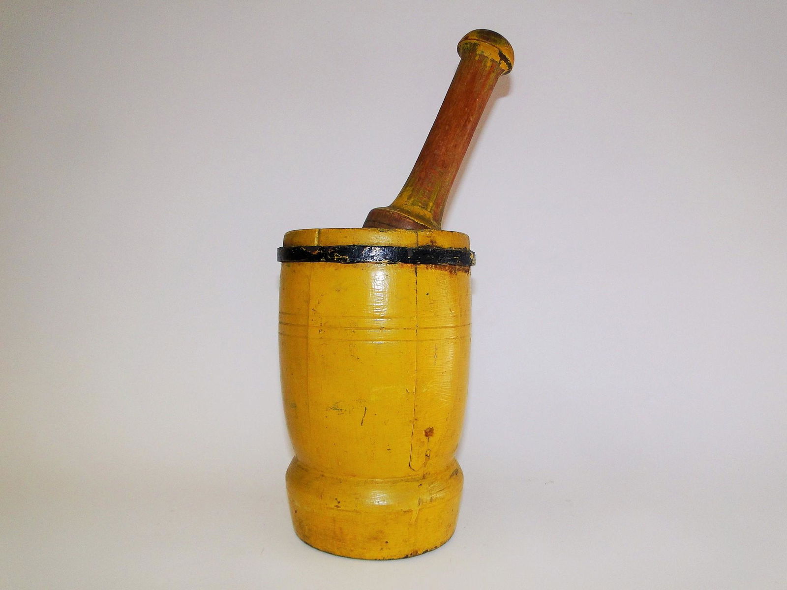 19TH C CHROME YELLOW PAINTED MORTAR AND PESTLE, 5 X 8 (1 of 2)