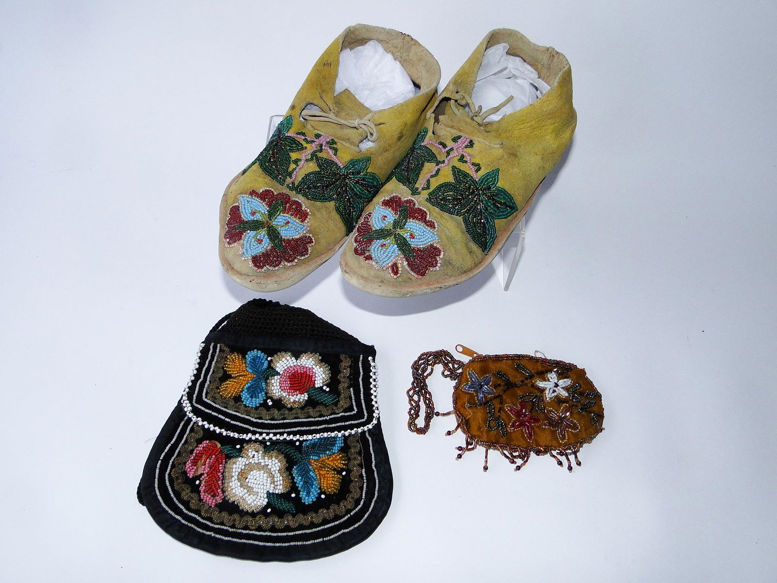 GROUPING OF NATIVE AMERICAN ITEMS, PAIR CIRCA 1900 (1 of 2)