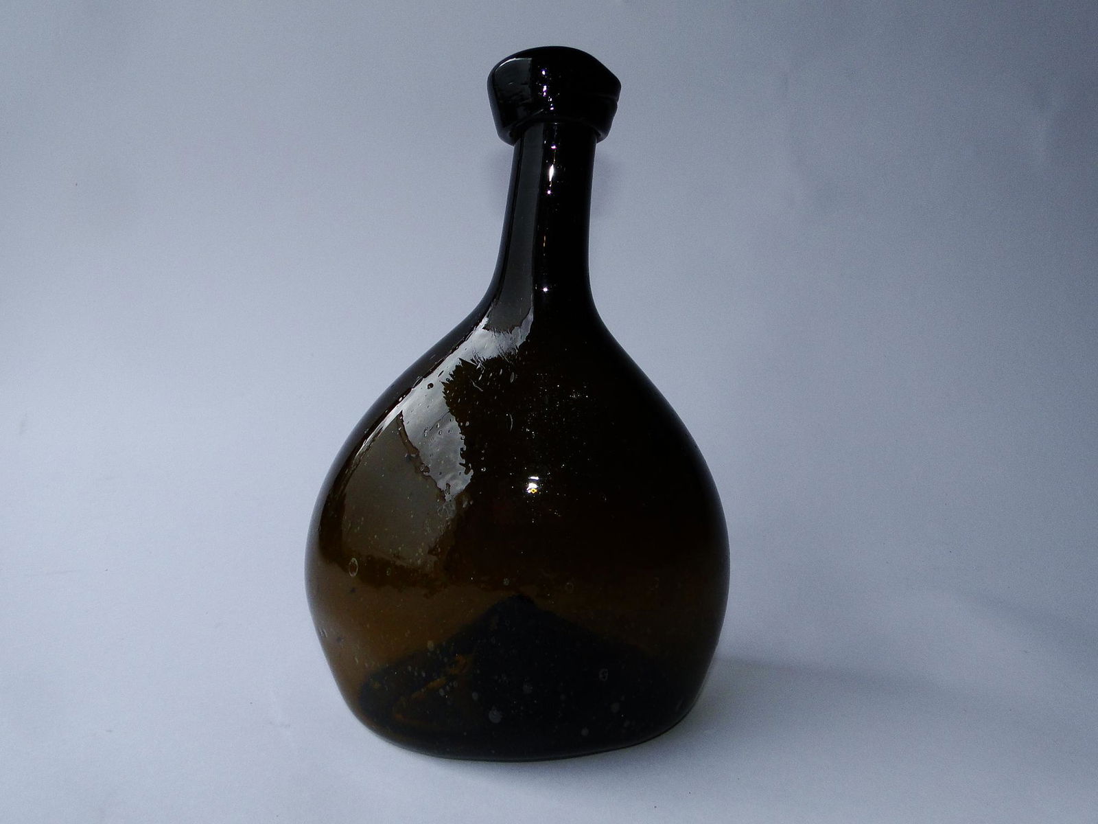 CIRCA 1810 CHESTNUT FLASK, 9.25", MINT CONDITION (1 of 4)