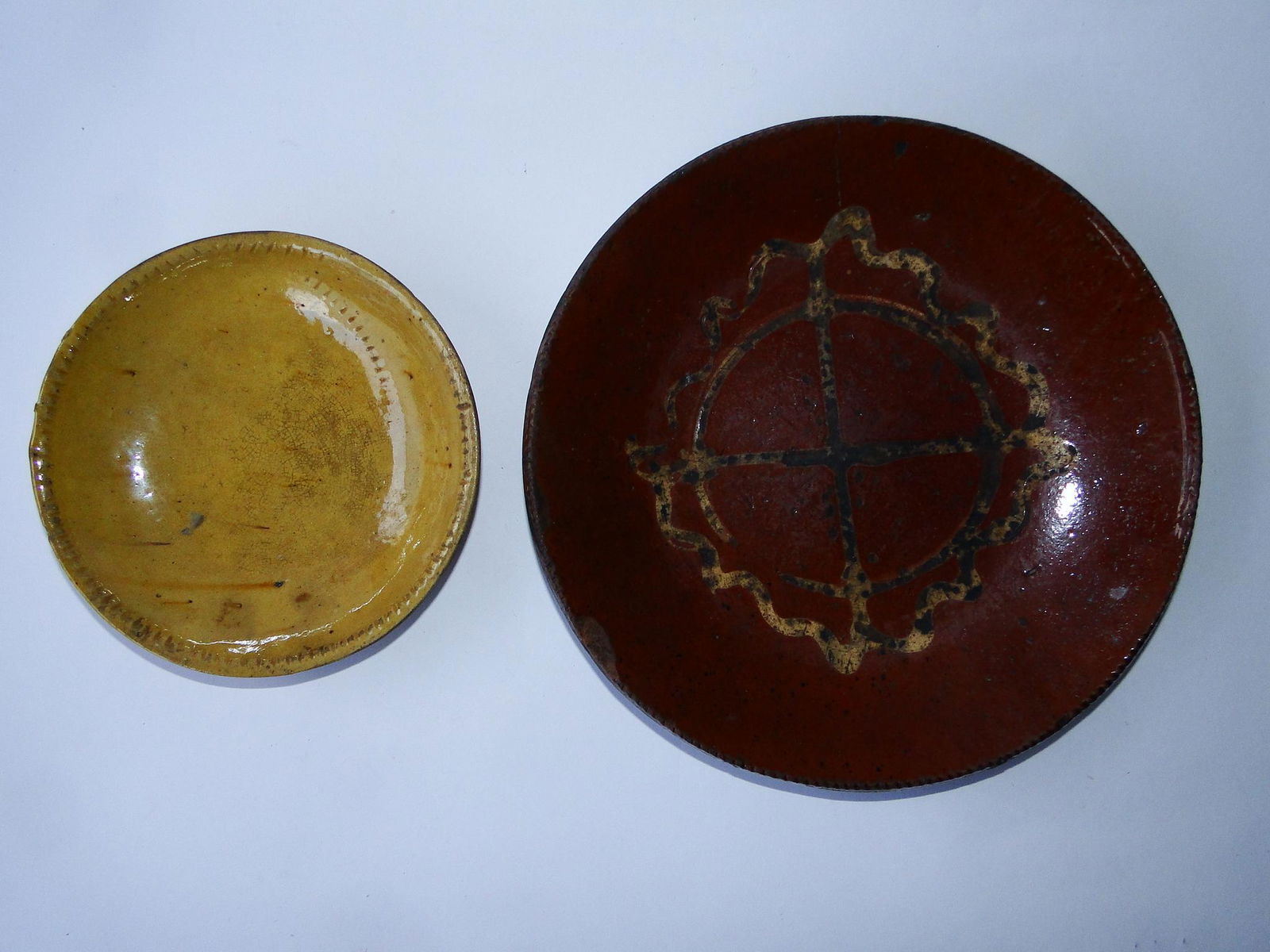 C1865 DECORATED REDWARE DISH, FINELY COGGLED RIM AND (1 of 4)