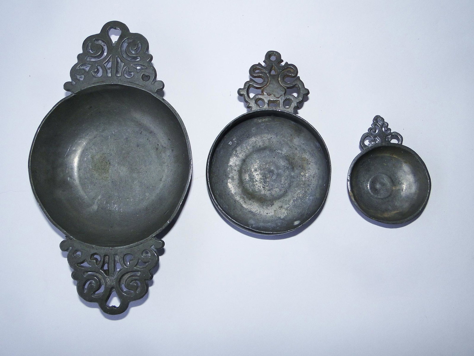 GROUPING OF PEWTER PORRINGERS, 19TH C PEWTER PORRINGER,: GROUPING OF PEWTER PORRINGERS, 19TH C PEWTER PORRINGER, CIRCA 1800 ENGISH DOUBLE HANDED HEARTS PORRINGER MARKED IV. PEWTER MINI WINE TASTING CUP, PORRINGER SHAPE