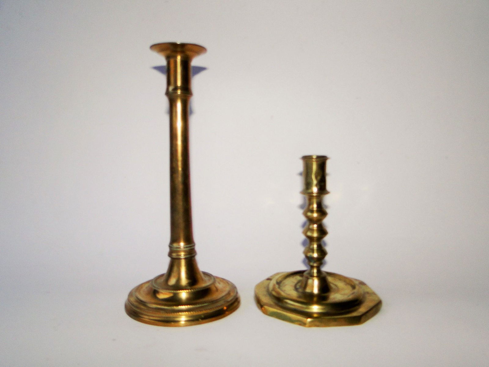 TWO FEDERAL BRASS CANDLESTICKS, 18THC OCTAGONAL BASE (1 of 2)