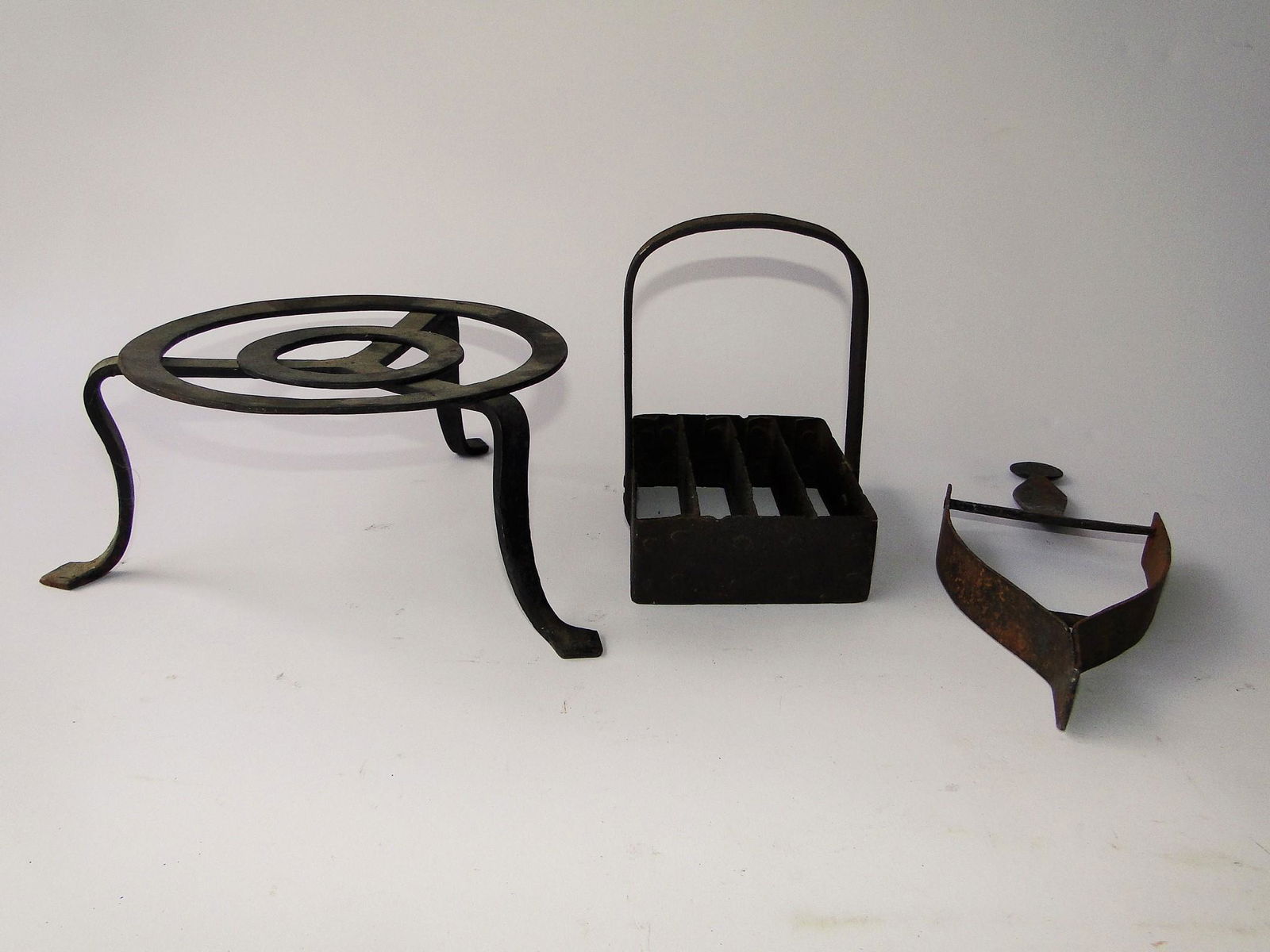 GROUPING OF IRON 18TH C THREE LEGGED TRIVET, CHOPPER (1 of 2)