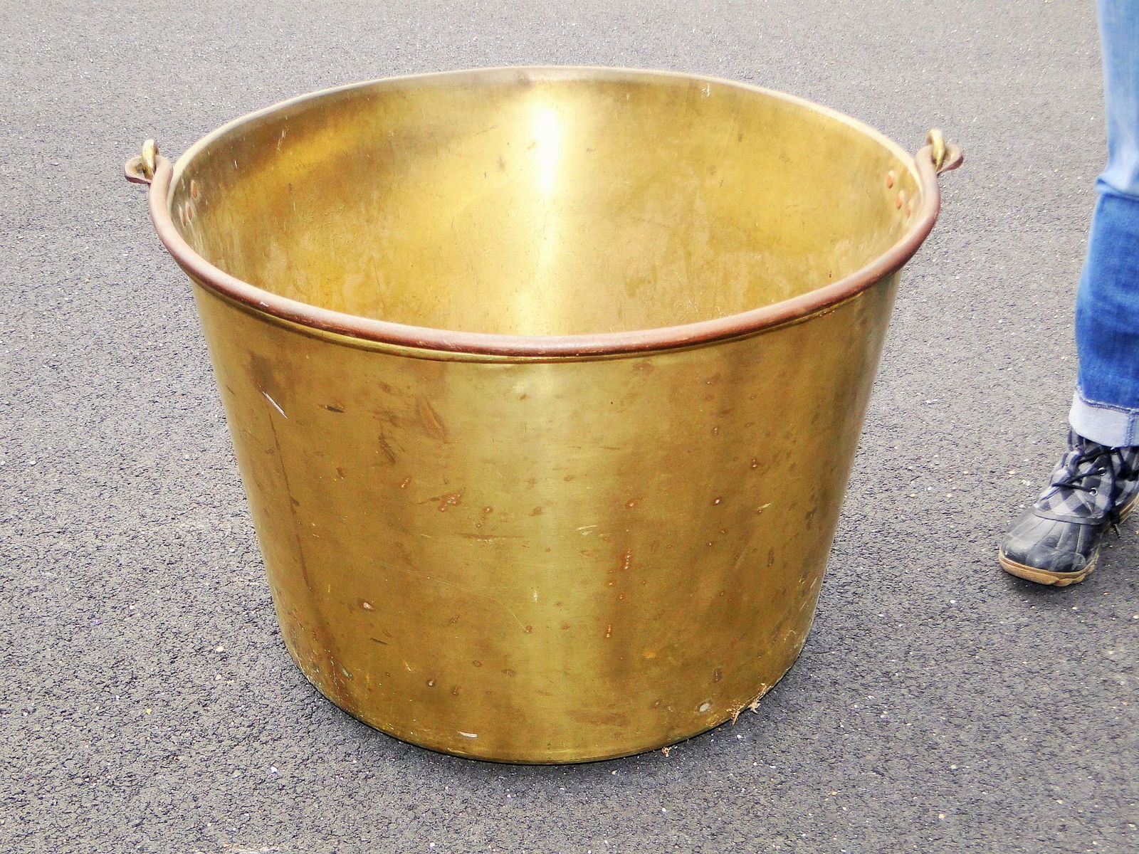 18TH C VERY LARGE BRASS KETTLE, EXCELLENT CONDITION, NO (1 of 2)